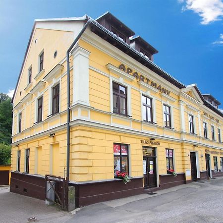 Yellow Street Apartment Рокицани Экстерьер фото