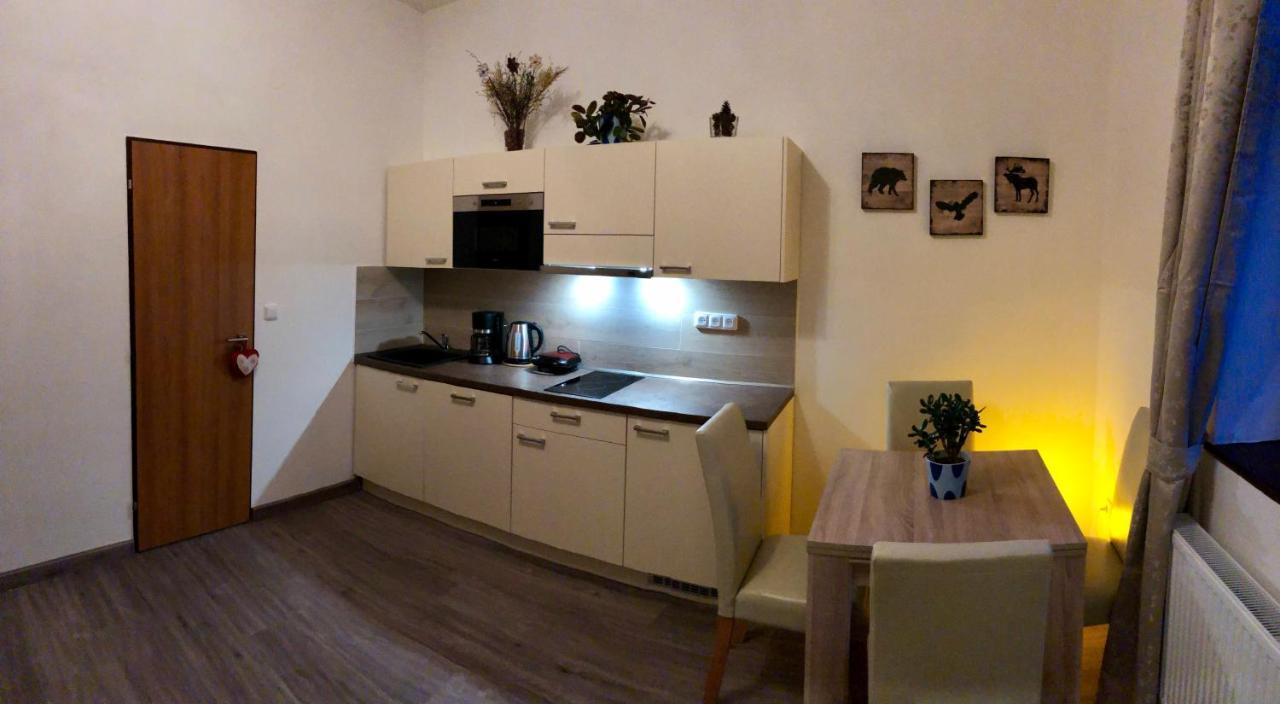 Yellow Street Apartment Рокицани Экстерьер фото