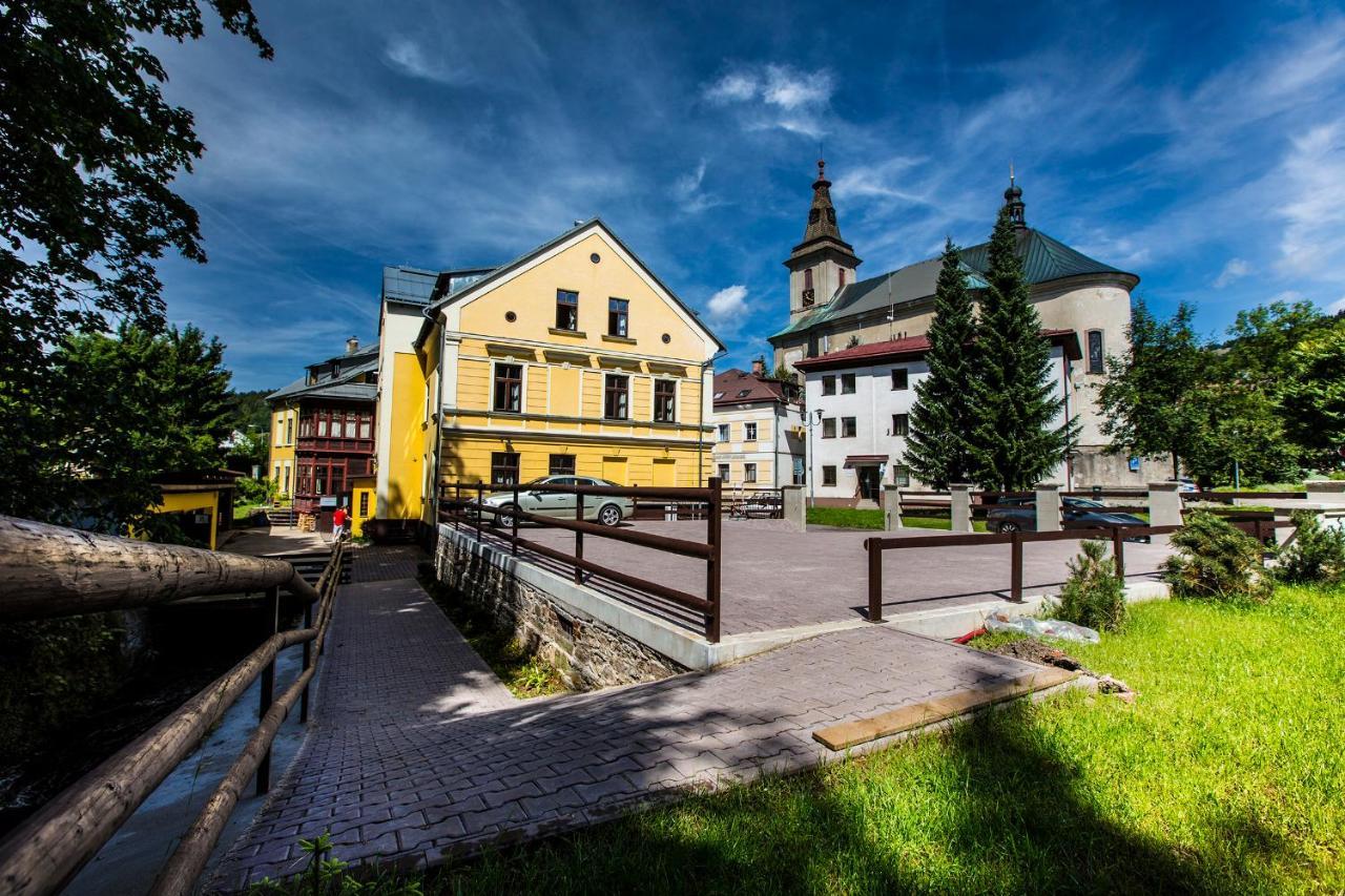 Yellow Street Apartment Рокицани Экстерьер фото